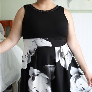 STUDIO ONE SIZE 16 BLACK AND WHITE SLEEVELESS DRESS WITH GEM COLLAR KNEE LENGTH